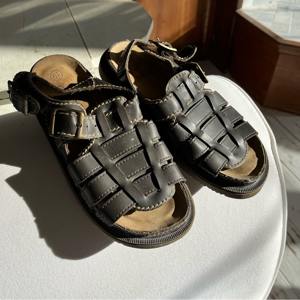 Vintage brown fisherman sandals